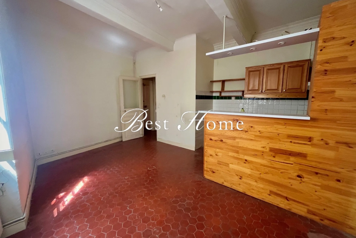 Appartement de 68 m² avec balcon et cave à Nîmes, idéalement situé dans l'écusson 