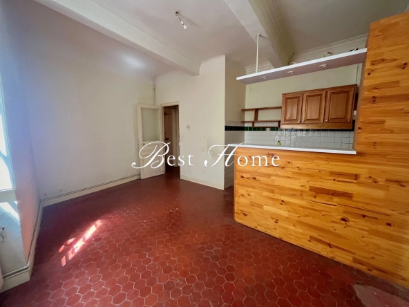 Appartement de 68 m² avec balcon et cave à Nîmes, idéalement situé dans l'écusson 