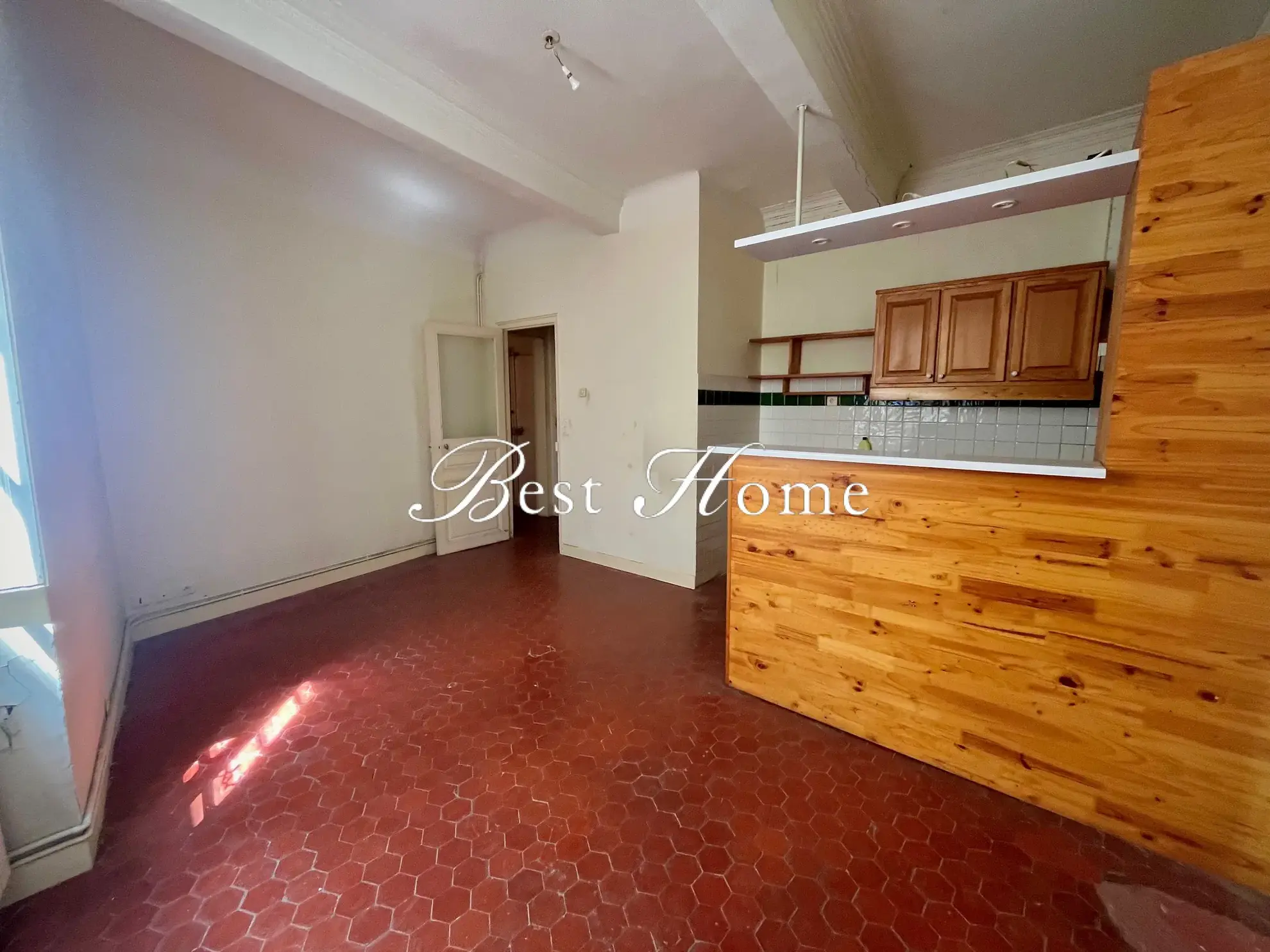 Appartement de 68 m² avec balcon et cave à Nîmes, idéalement situé dans l'écusson 