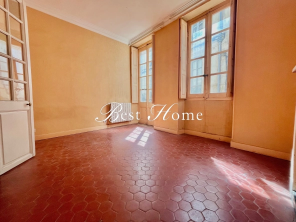 Appartement de 68 m² avec balcon et cave à Nîmes, idéalement situé dans l'écusson 