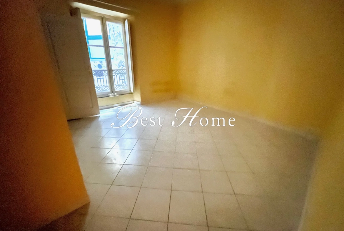 Appartement de 68 m² avec balcon et cave à Nîmes, idéalement situé dans l'écusson 