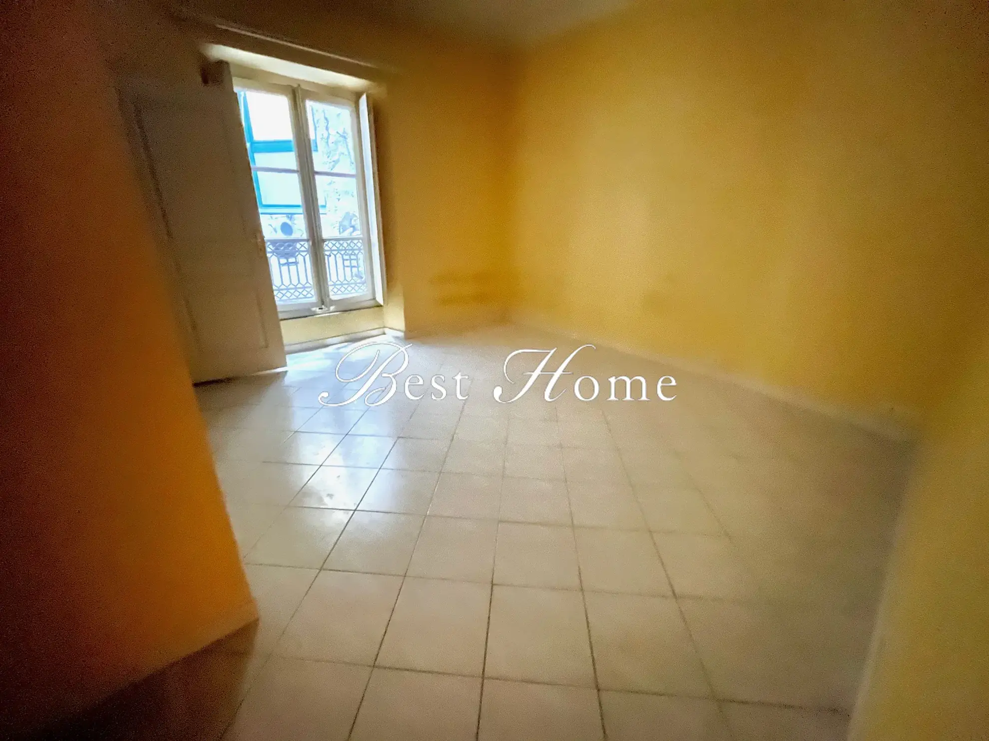 Appartement de 68 m² avec balcon et cave à Nîmes, idéalement situé dans l'écusson 