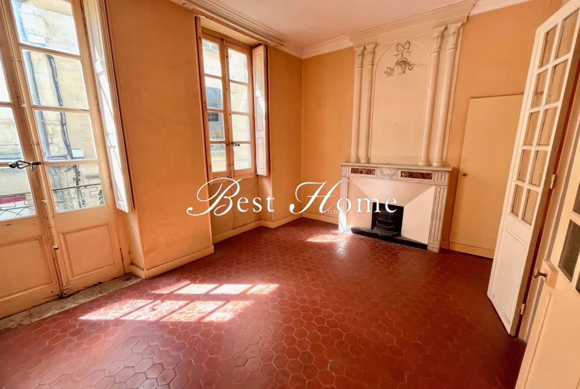 Appartement de 68 m² avec balcon et cave à Nîmes, idéalement situé dans l'écusson 