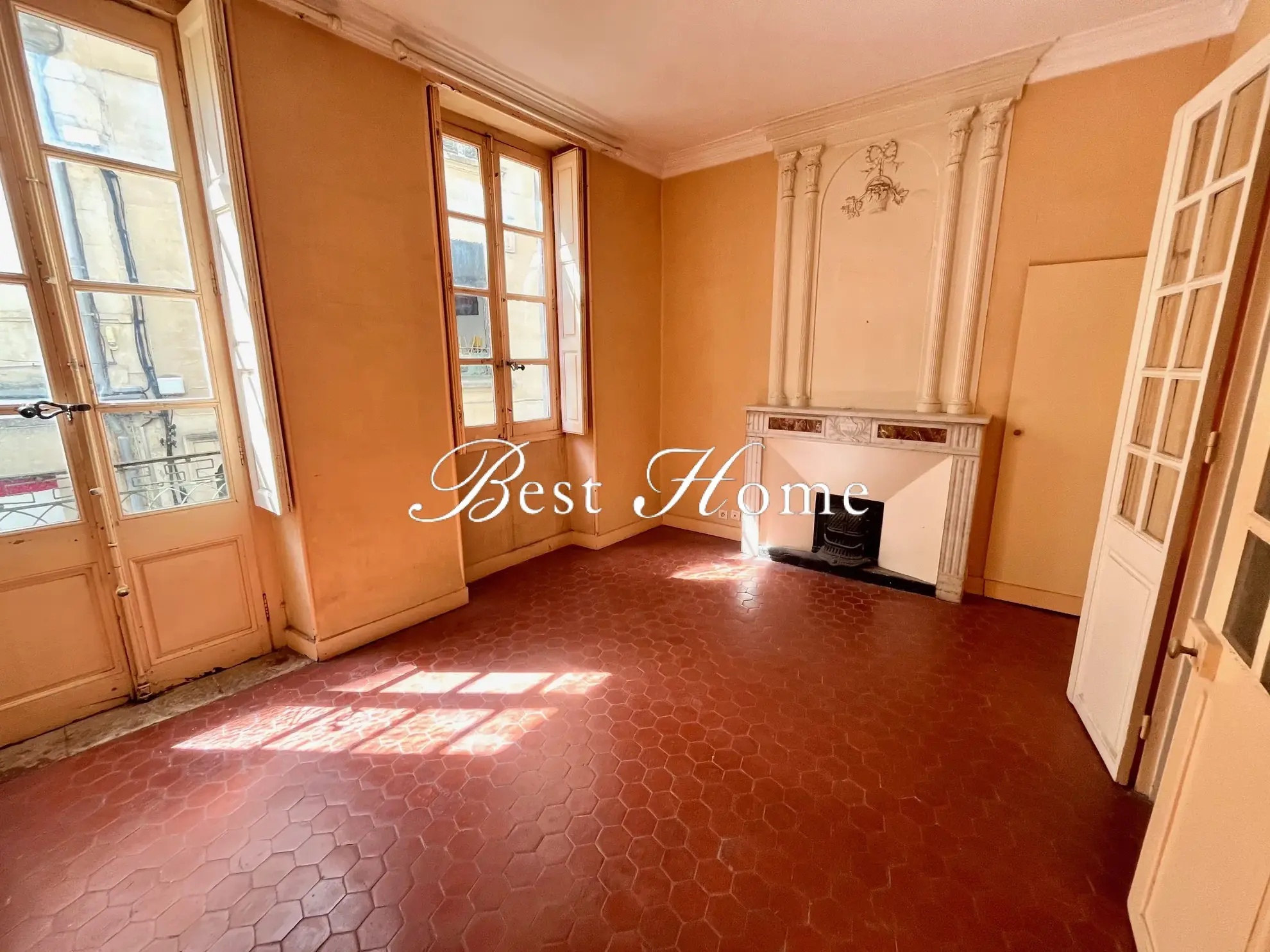 Appartement de 68 m² avec balcon et cave à Nîmes, idéalement situé dans l'écusson 