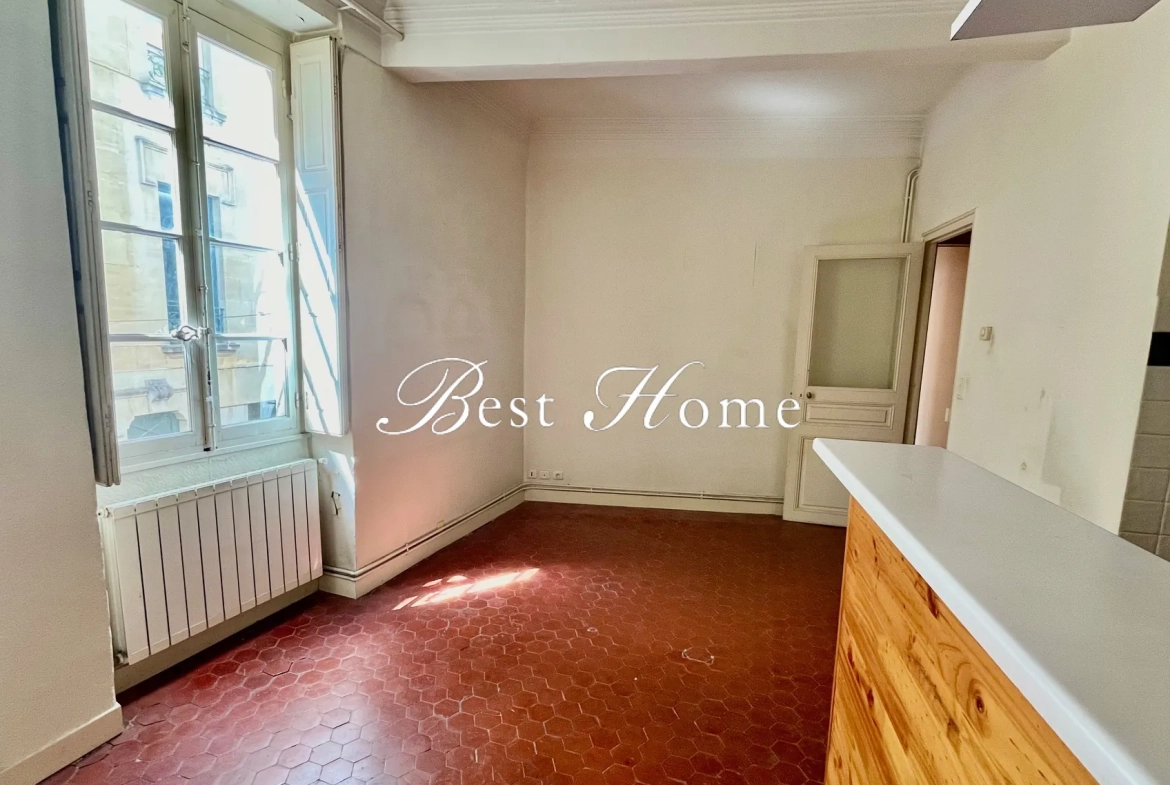 Appartement de 68 m² avec balcon et cave à Nîmes, idéalement situé dans l'écusson 