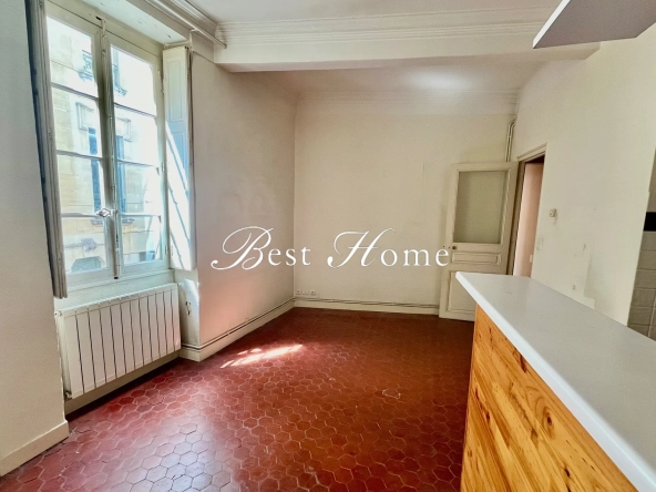 Appartement de 68 m² avec balcon et cave à Nîmes, idéalement situé dans l'écusson 