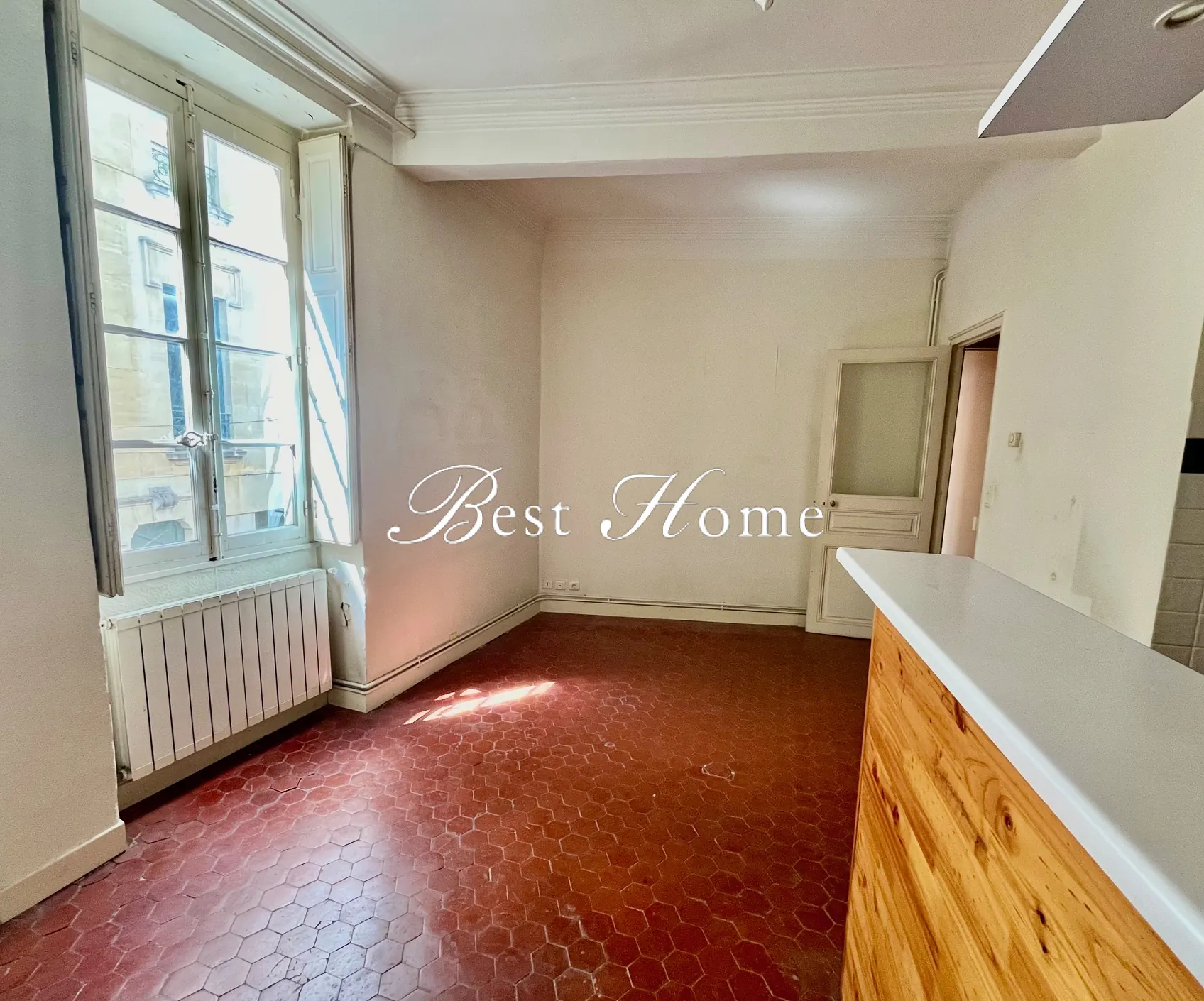 Appartement de 68 m² avec balcon et cave à Nîmes, idéalement situé dans l'écusson 
