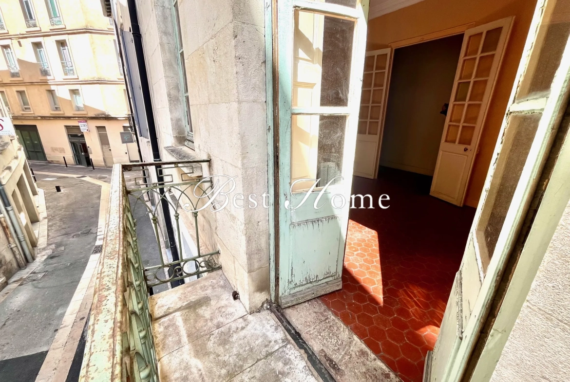 Appartement de 68 m² avec balcon et cave à Nîmes, idéalement situé dans l'écusson 