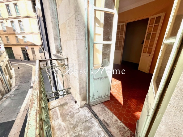 Appartement de 68 m² avec balcon et cave à Nîmes, idéalement situé dans l'écusson 
