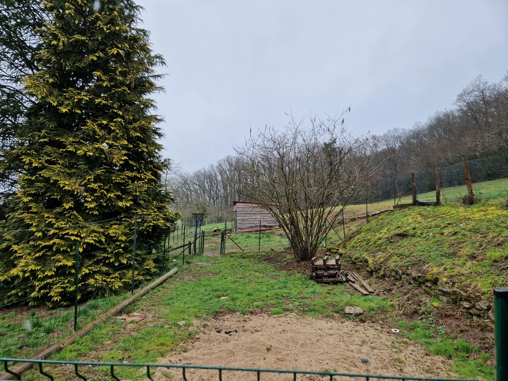 Belle maison de 193 m² avec terrain de 13426 m² proche d'Épinac 