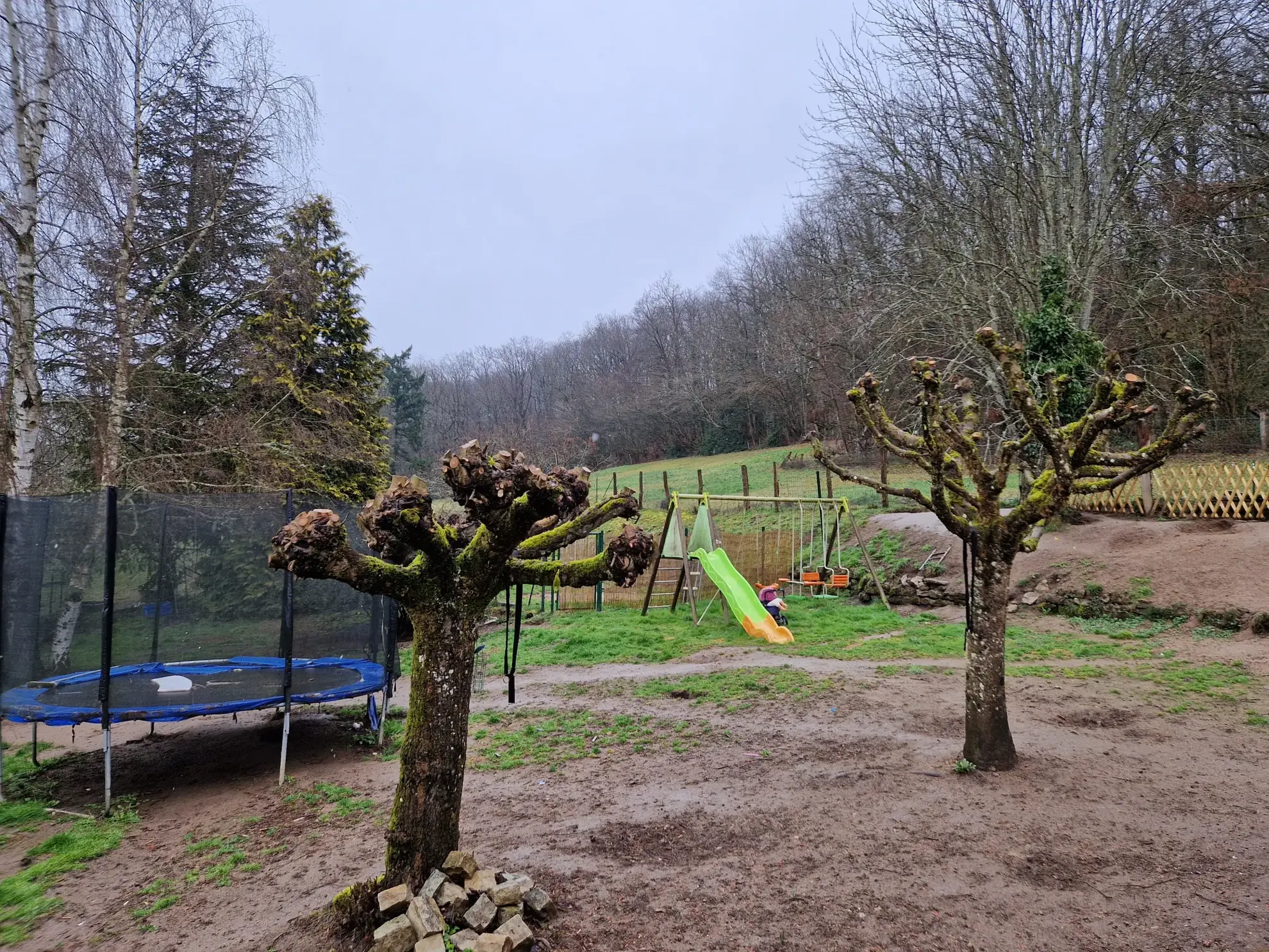 Belle maison de 193 m² avec terrain de 13426 m² proche d'Épinac 