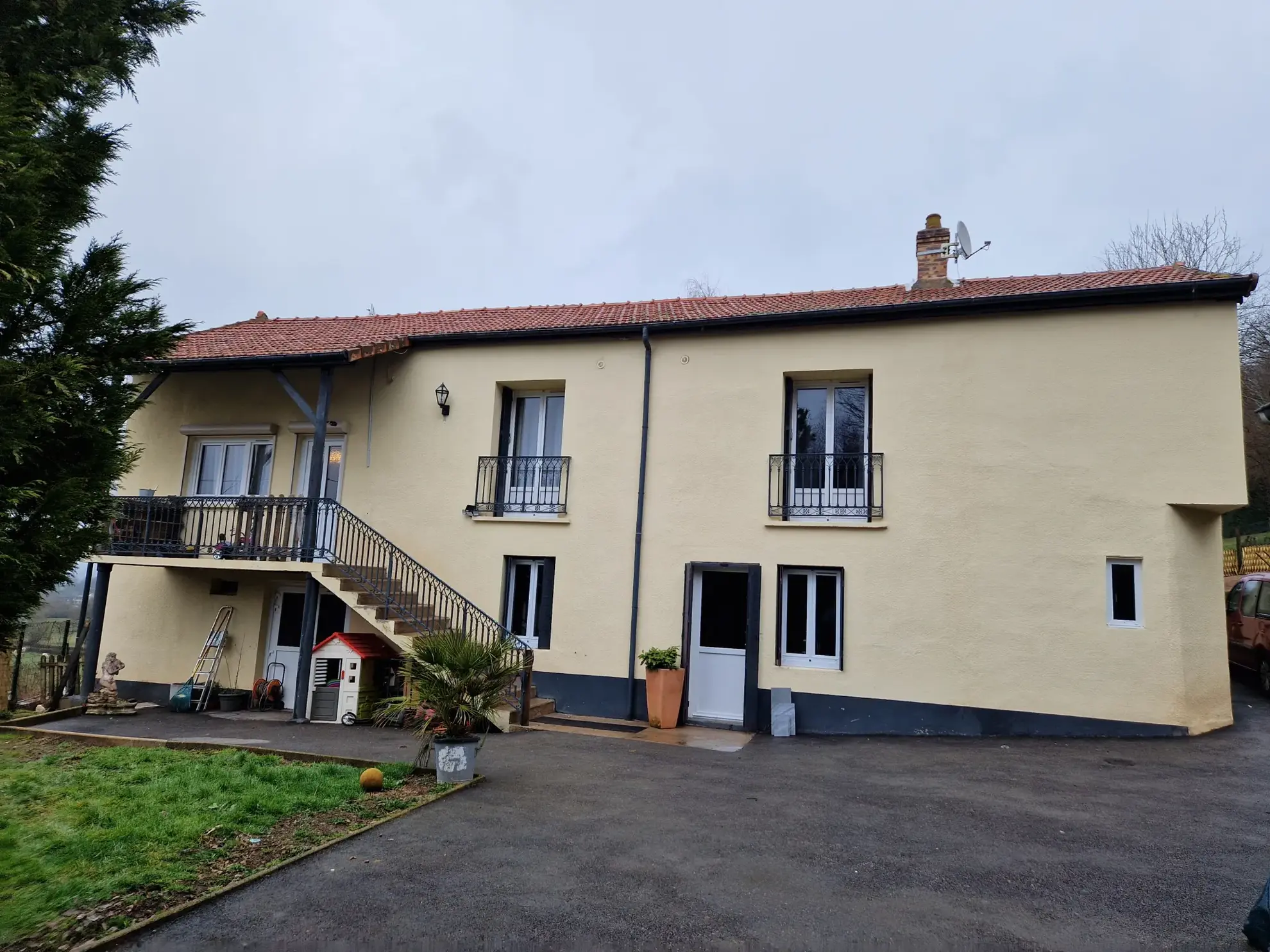 Belle maison de 193 m² avec terrain de 13426 m² proche d'Épinac 