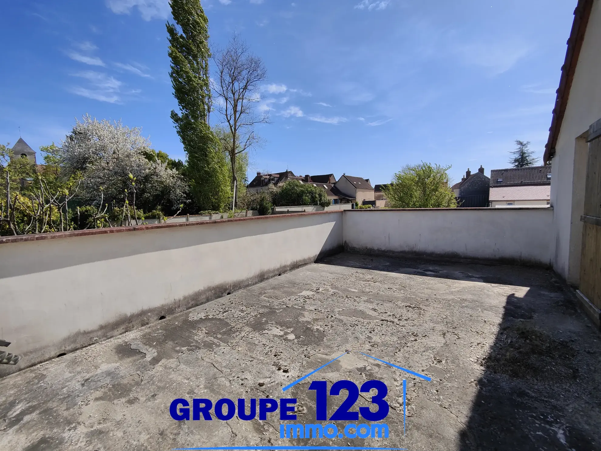 Maison avec dépendance à vendre à Ormoy en Yonne, 85m² avec garage et toit-terrasse 