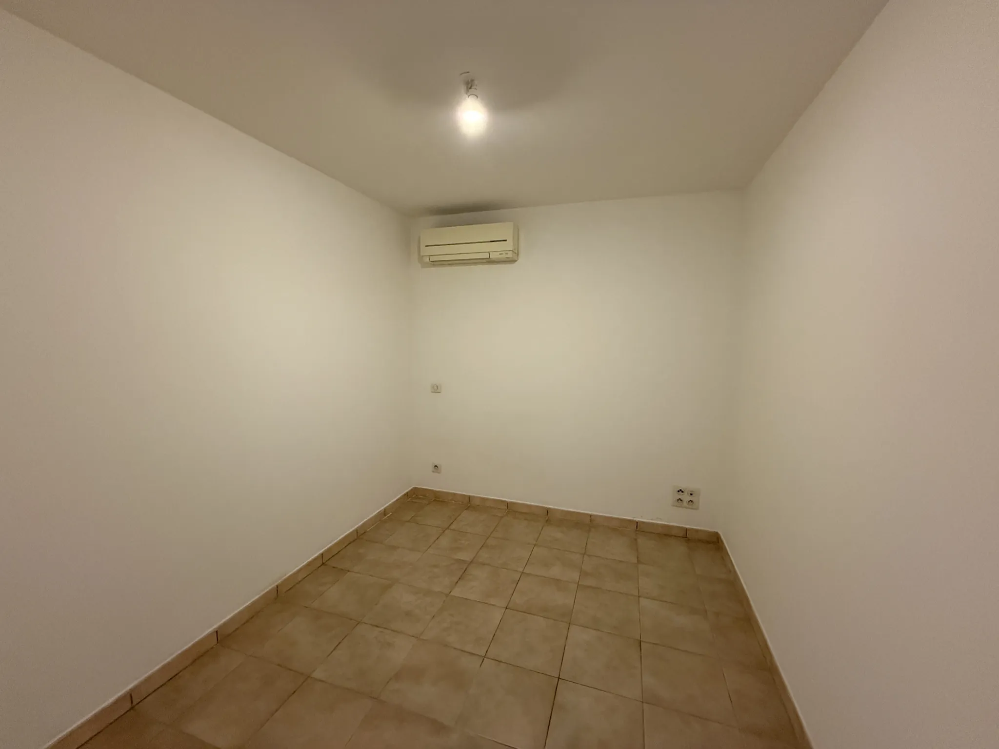 Appartement F2/3 à Ajaccio sur la route des Sanguinaires avec parking et potentiel de rénovation 