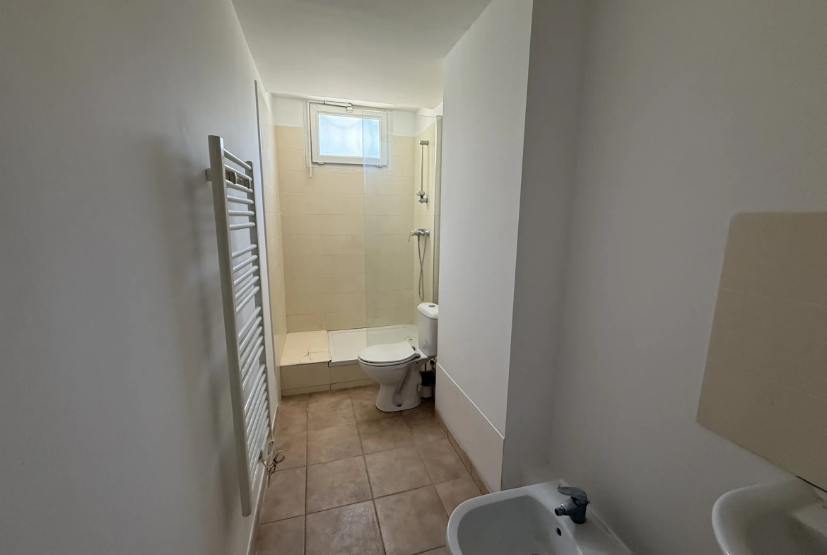 Appartement F2/3 à Ajaccio sur la route des Sanguinaires avec parking et potentiel de rénovation 