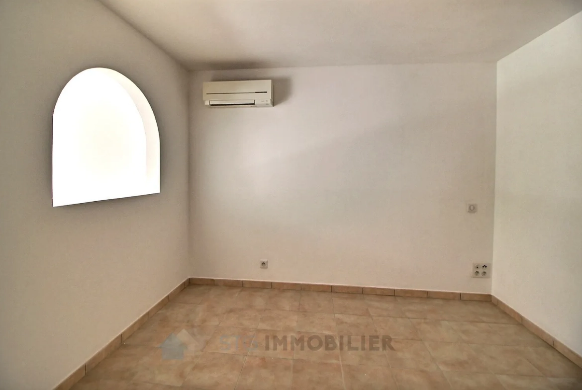 Appartement F2/3 à Ajaccio sur la route des Sanguinaires avec parking et potentiel de rénovation 