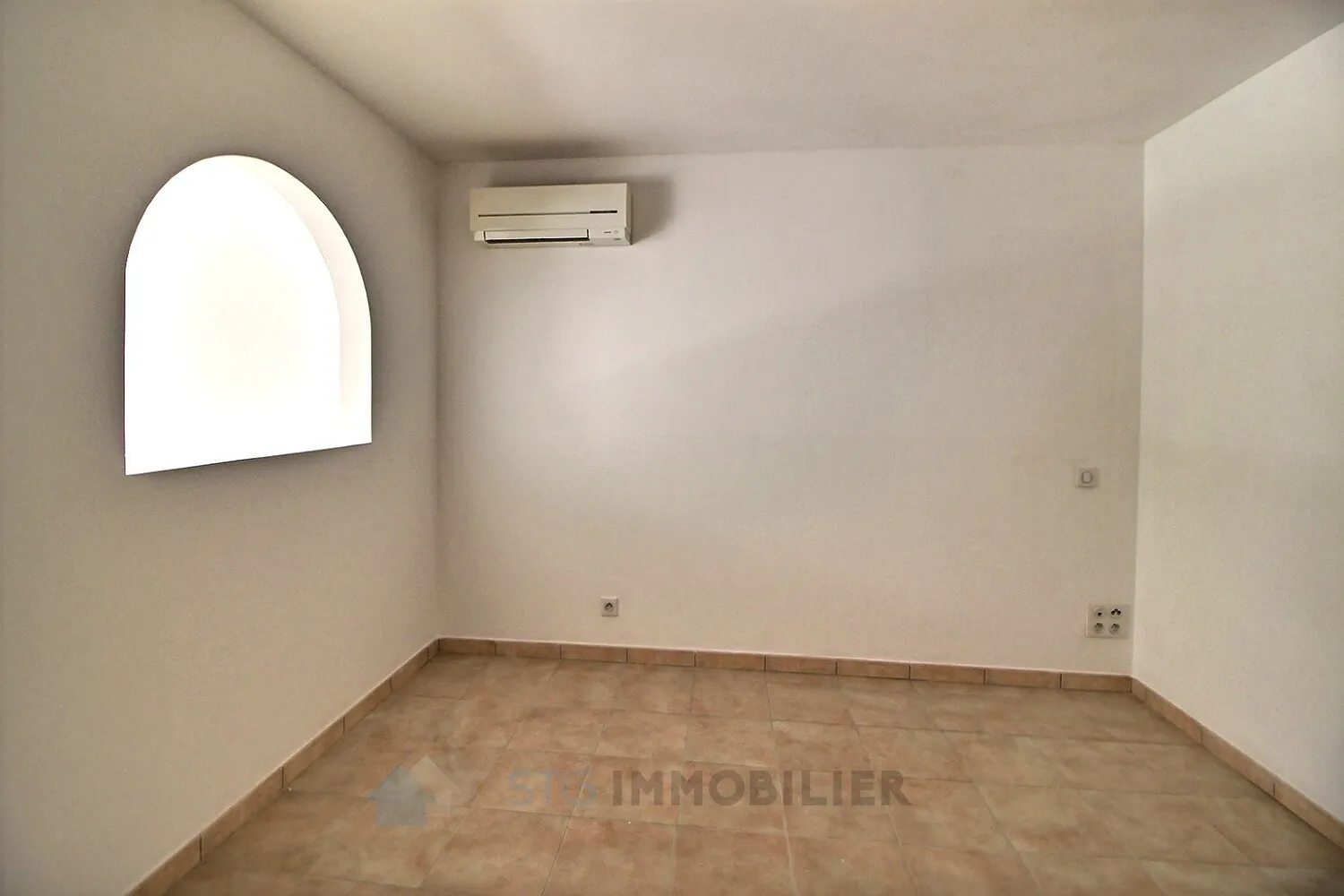 Appartement F2/3 à Ajaccio sur la route des Sanguinaires avec parking et potentiel de rénovation 