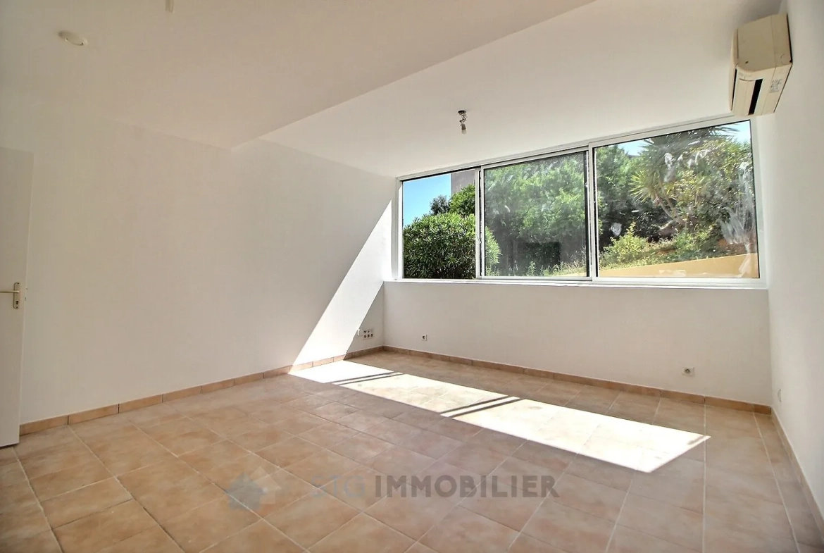 Appartement F2/3 à Ajaccio sur la route des Sanguinaires avec parking et potentiel de rénovation 