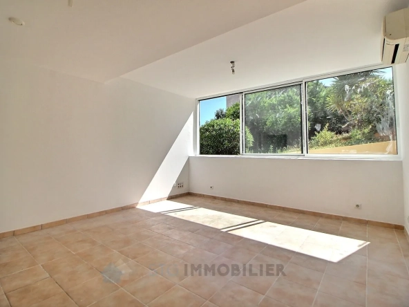 Appartement F2/3 à Ajaccio sur la route des Sanguinaires avec parking et potentiel de rénovation