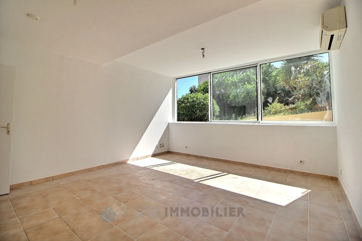 Appartement F2/3 à Ajaccio sur la route des Sanguinaires avec parking et potentiel de rénovation 