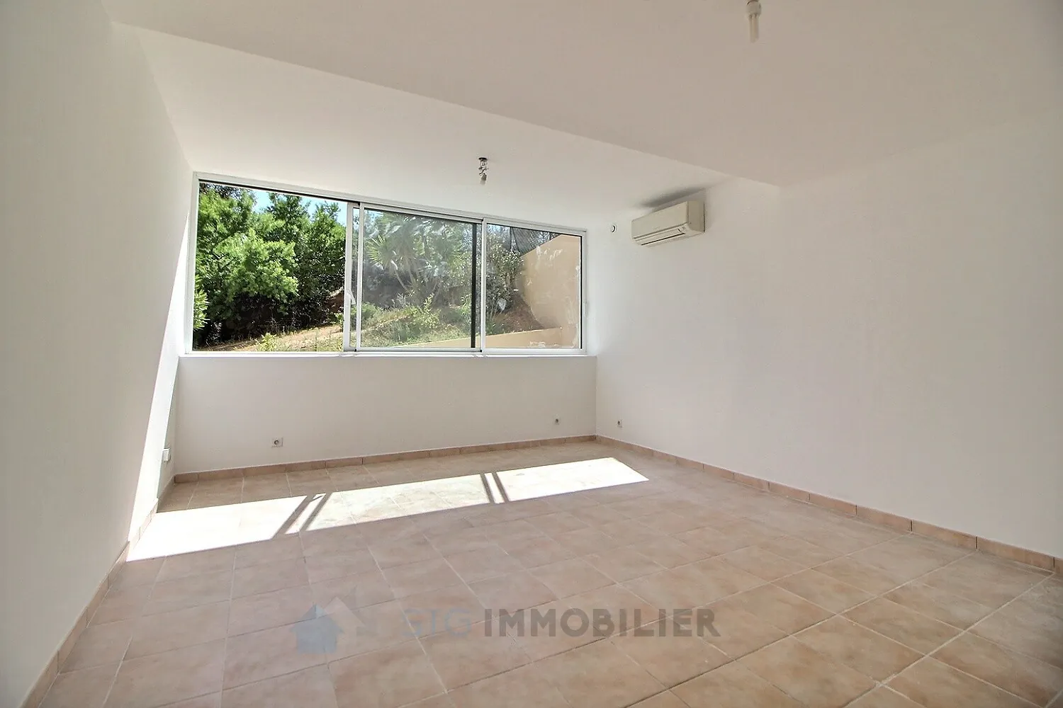 Appartement F2/3 à Ajaccio sur la route des Sanguinaires avec parking et potentiel de rénovation 