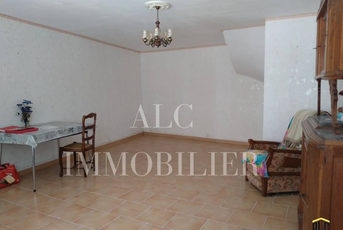 Maison de 124 m² à vendre à Pre en pail avec 4 chambres, cave et parking 