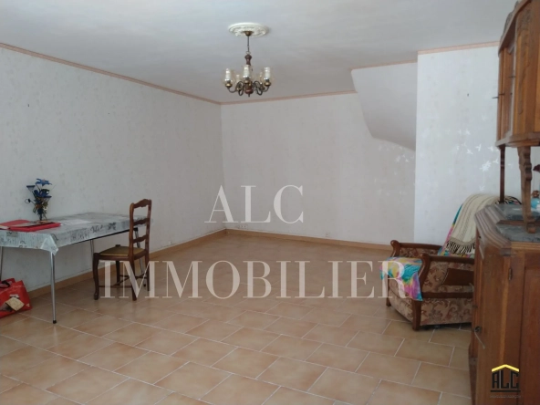 Maison de 124 m² à vendre à Pre en pail avec 4 chambres, cave et parking