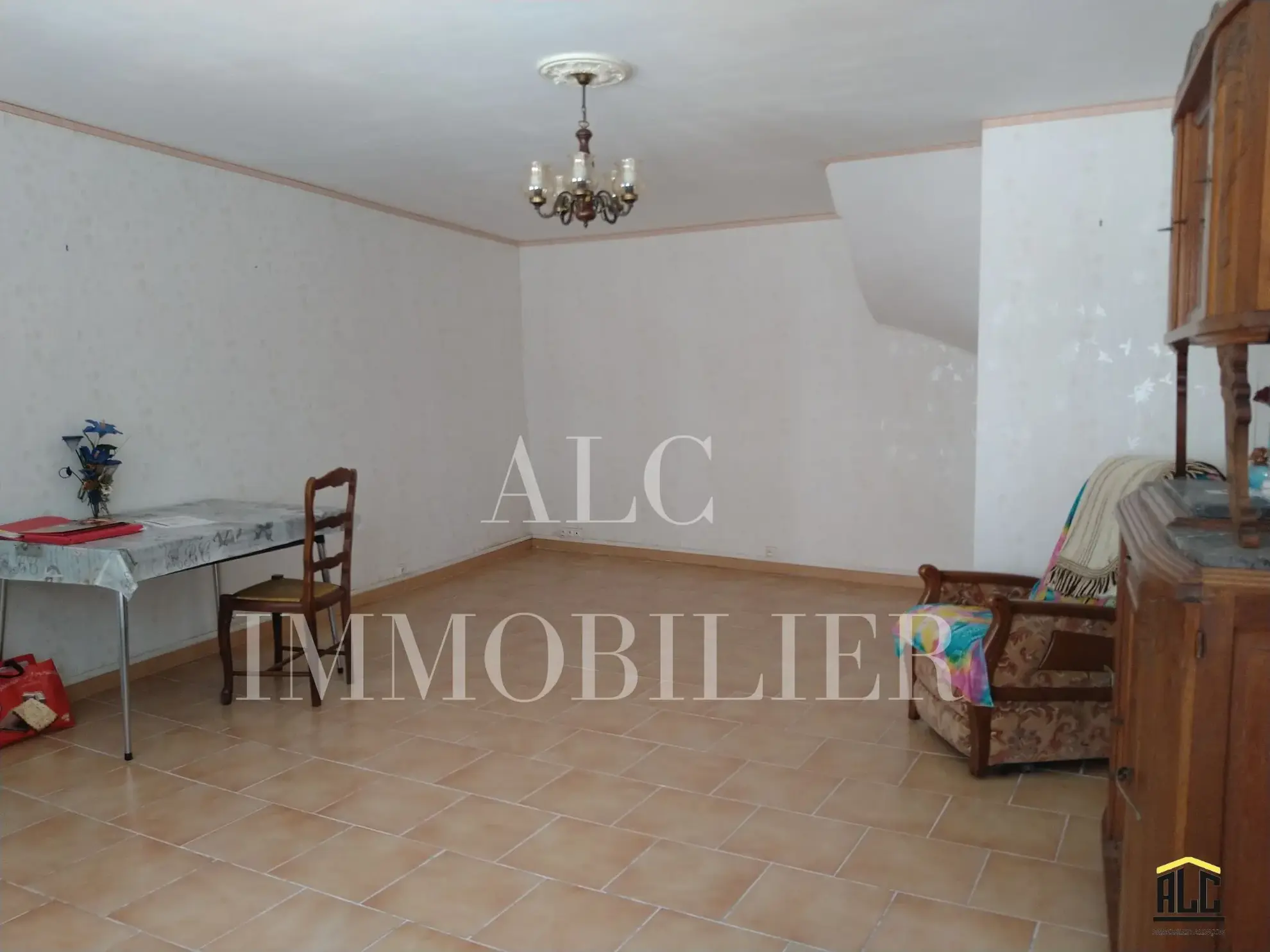 Maison de 124 m² à vendre à Pre en pail avec 4 chambres, cave et parking 