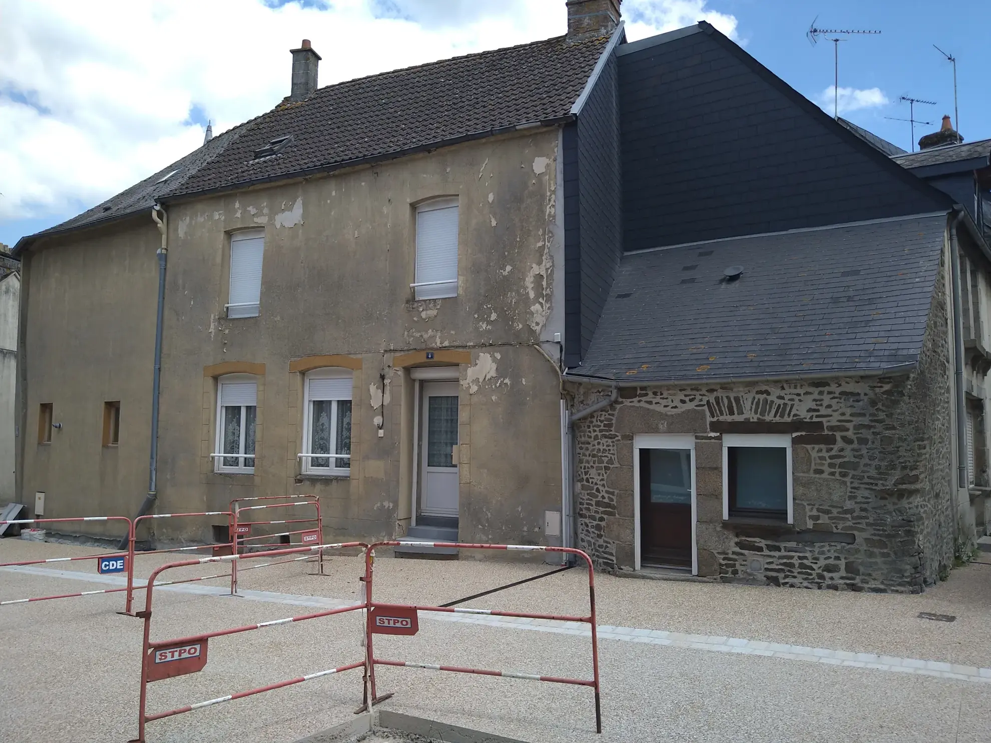 Maison de 124 m² à vendre à Pre en pail avec 4 chambres, cave et parking 