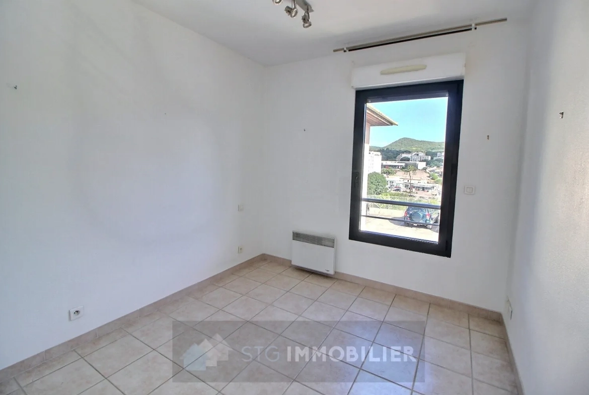 Vente appartement T3 avec terrasse à Ajaccio, dernière étage, vue dégagée 
