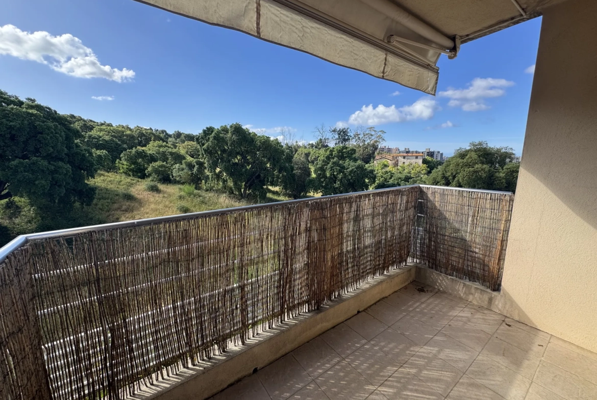 Vente appartement T3 avec terrasse à Ajaccio, dernière étage, vue dégagée 