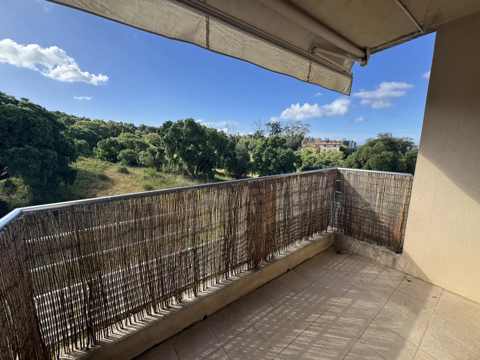 Vente appartement T3 avec terrasse à Ajaccio, dernière étage, vue dégagée 