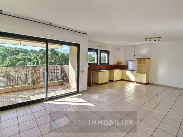 Vente appartement T3 avec terrasse à Ajaccio, dernière étage, vue dégagée
