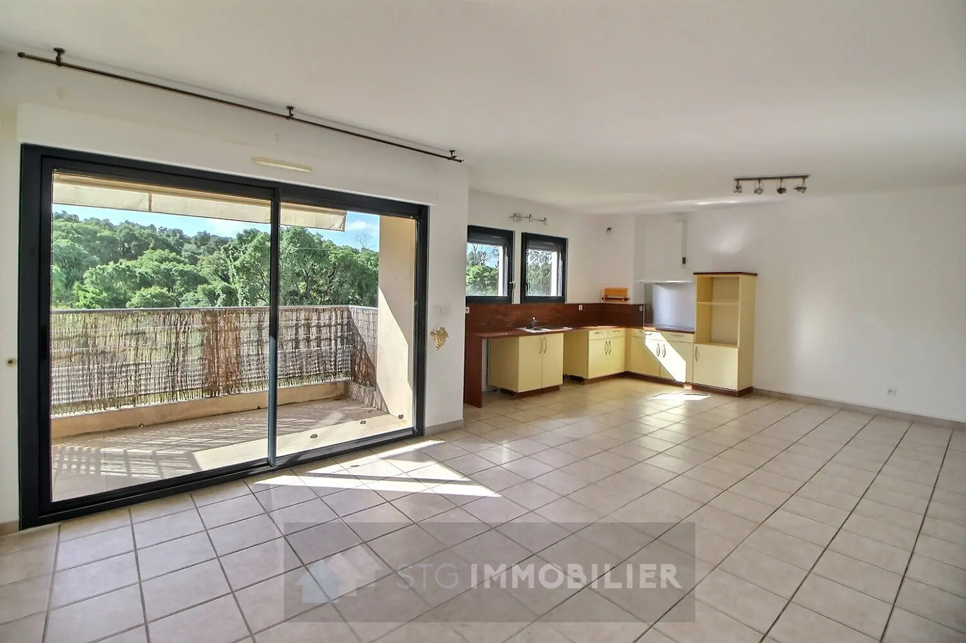 Vente appartement T3 avec terrasse à Ajaccio, dernière étage, vue dégagée 