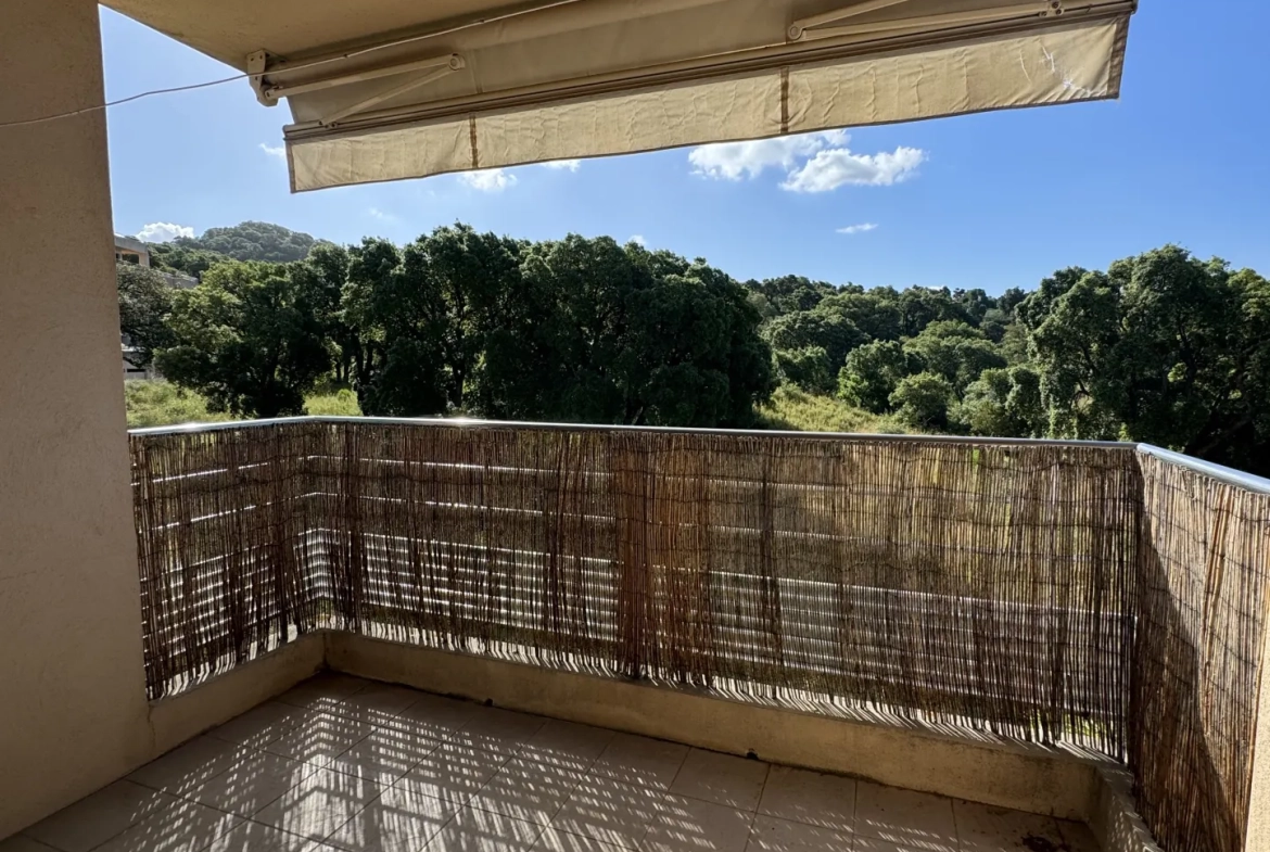 Vente appartement T3 avec terrasse à Ajaccio, dernière étage, vue dégagée 