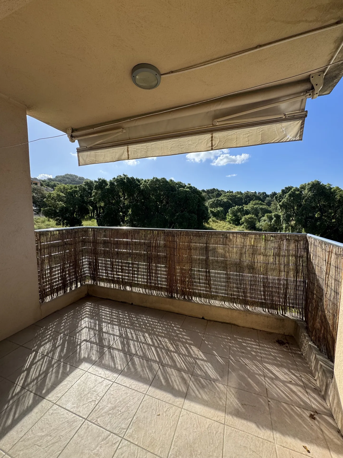 Vente appartement T3 avec terrasse à Ajaccio, dernière étage, vue dégagée 