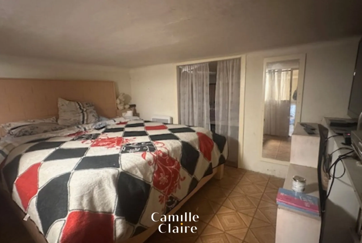 Appartement T2/3 avec cour privée à Marseille La Joliette - Idéal investissement 