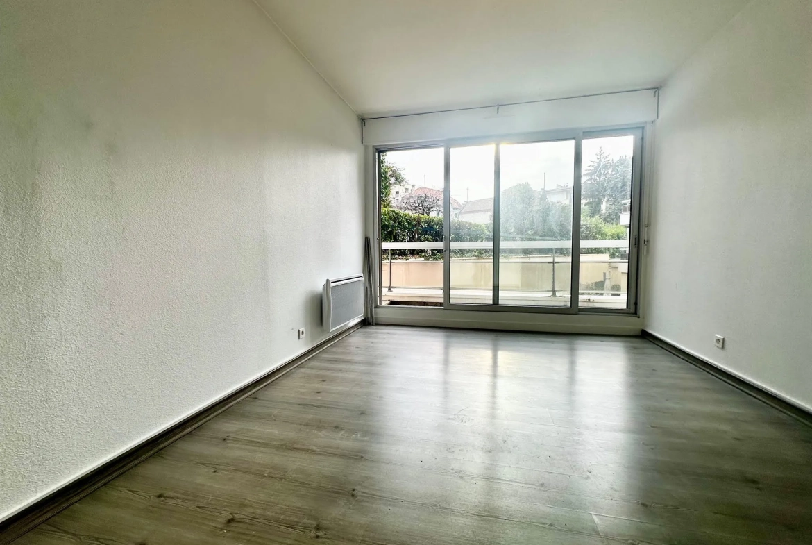 Appartement T2 de 60m² avec balcon à Évian-les-Bains en copropriété sécurisée 