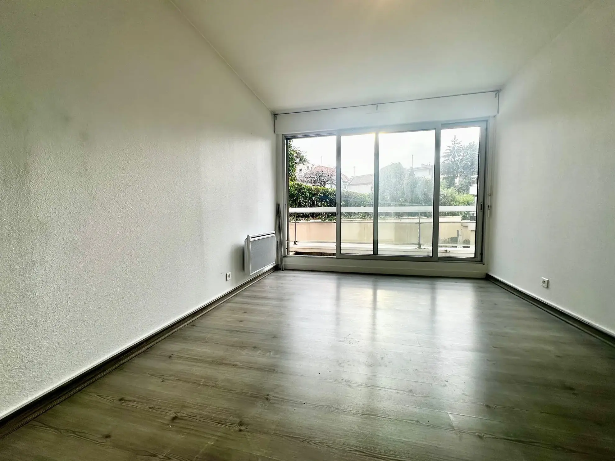Appartement T2 de 60m² avec balcon à Évian-les-Bains en copropriété sécurisée 