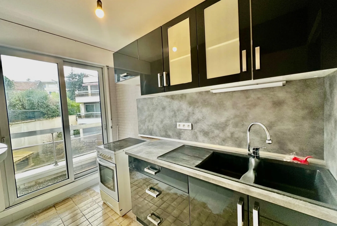 Appartement T2 de 60m² avec balcon à Évian-les-Bains en copropriété sécurisée 