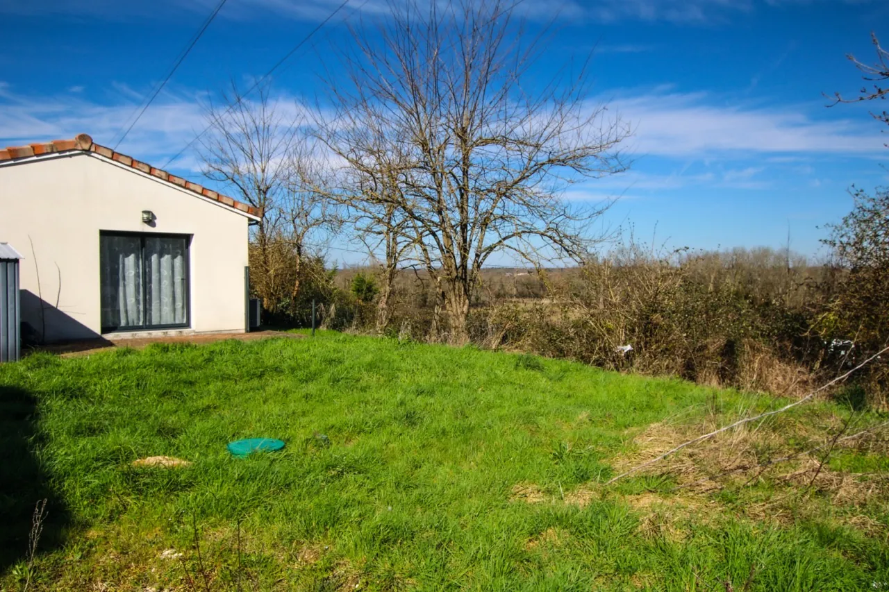 Maison récente de 83 m² à Salignac avec grand terrain dans un secteur calme 