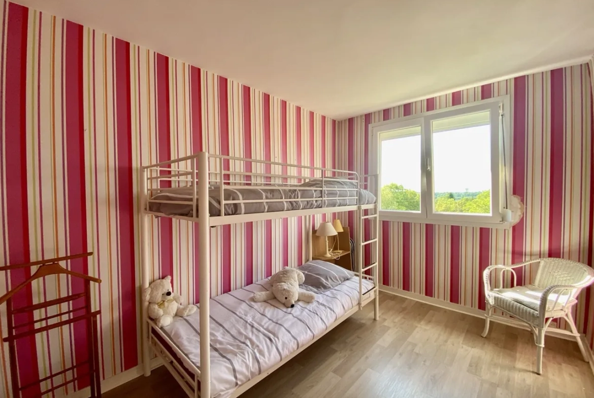 Appartement 4 chambres à Rousies dans résidence calme avec balcon, caves et garage 