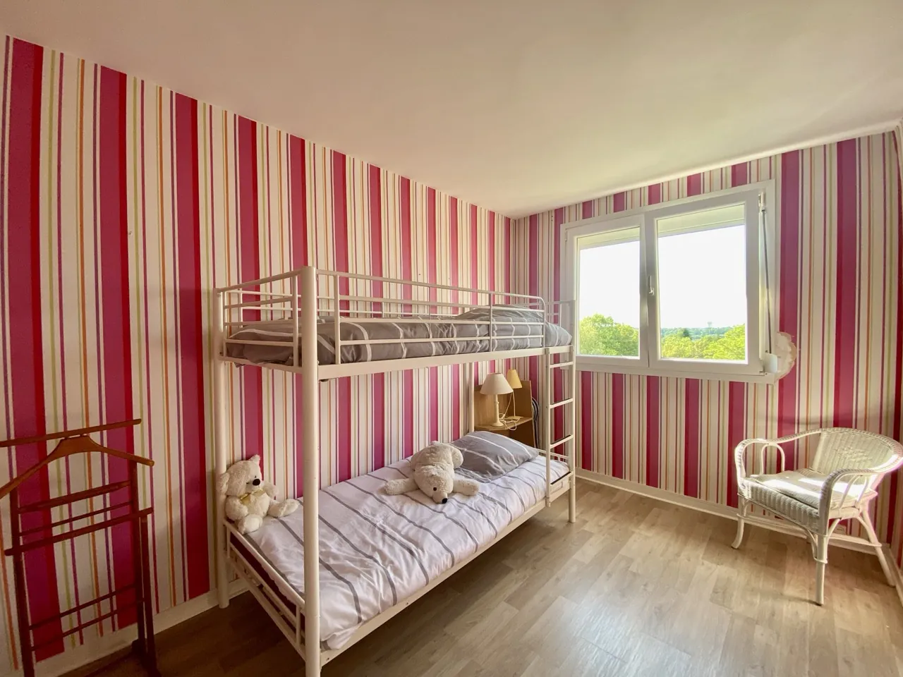 Appartement 4 chambres à Rousies dans résidence calme avec balcon, caves et garage 