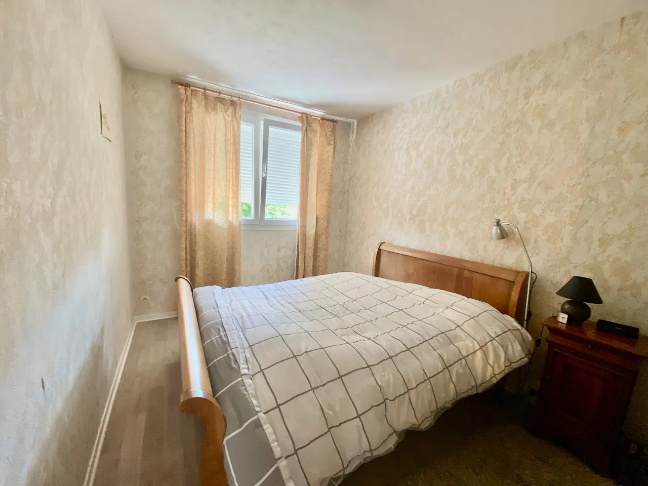 Appartement 4 chambres à Rousies dans résidence calme avec balcon, caves et garage 