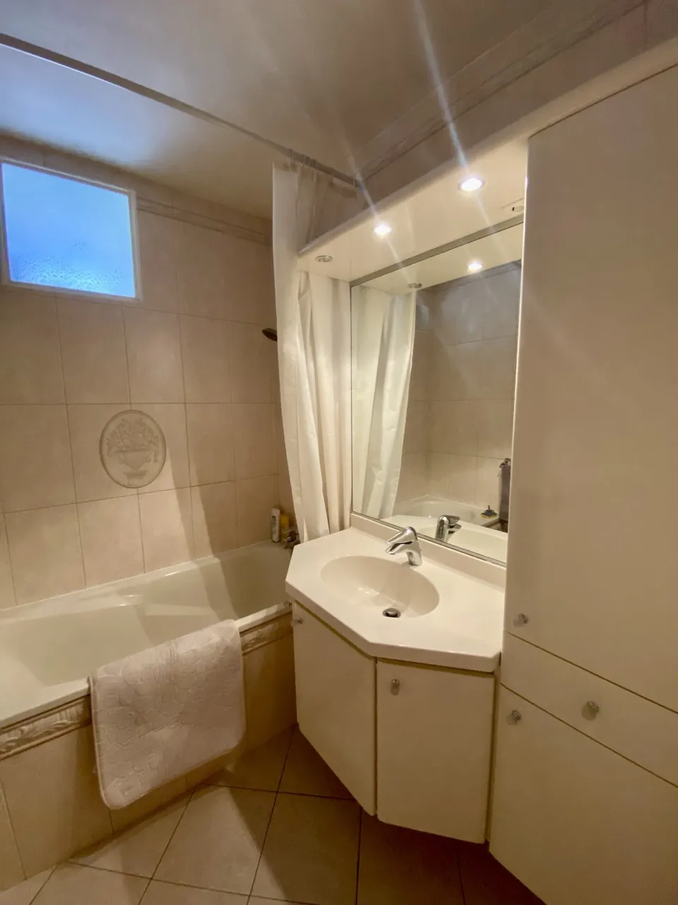 Appartement 4 chambres à Rousies dans résidence calme avec balcon, caves et garage 