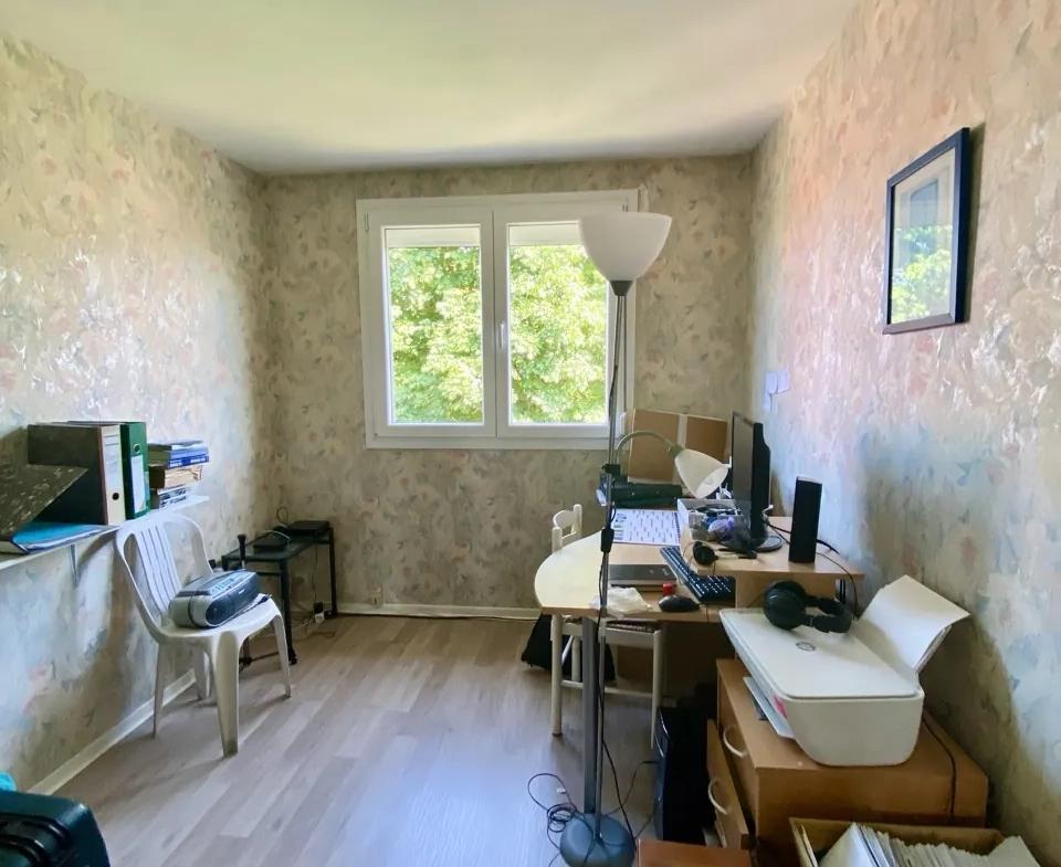 Appartement 4 chambres à Rousies dans résidence calme avec balcon, caves et garage 