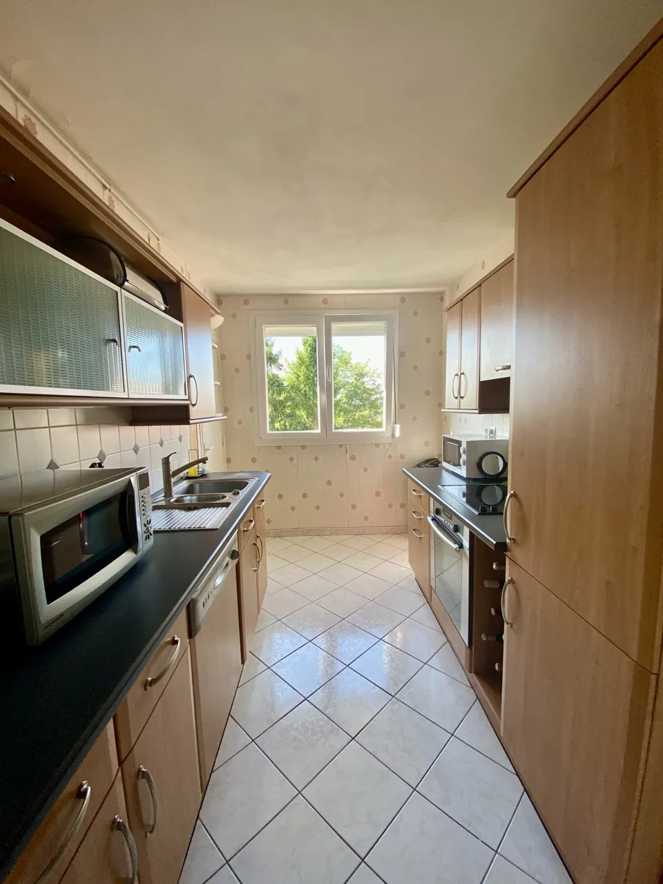 Appartement 4 chambres à Rousies dans résidence calme avec balcon, caves et garage 