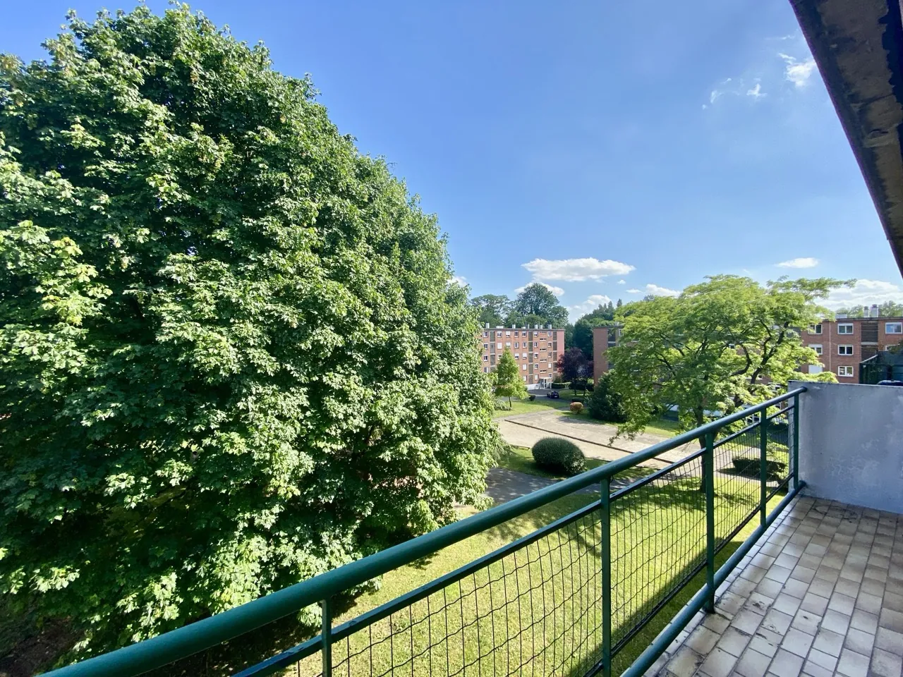 Appartement 4 chambres à Rousies dans résidence calme avec balcon, caves et garage 