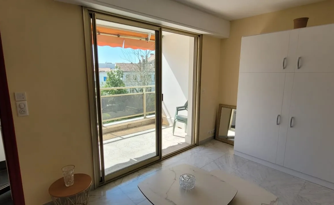 Studio récent avec loggia et vue parc au cœur de Royan 