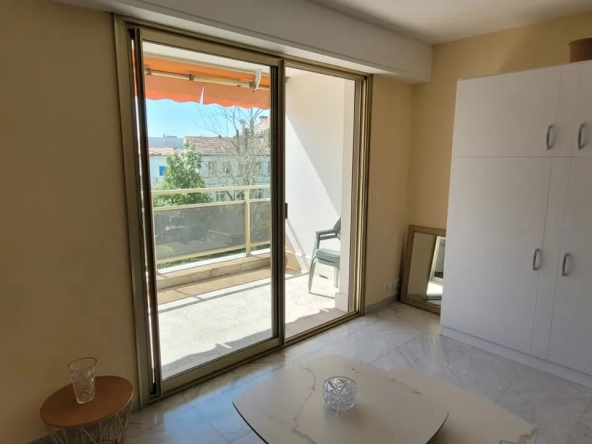 Studio récent avec loggia et vue parc au cœur de Royan 